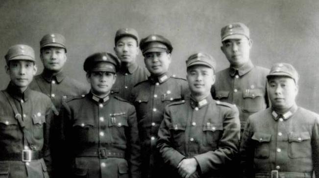 1947年，张灵甫自知必败无疑，下令让高级将领全部自杀，副参谋长李运良装作要自杀