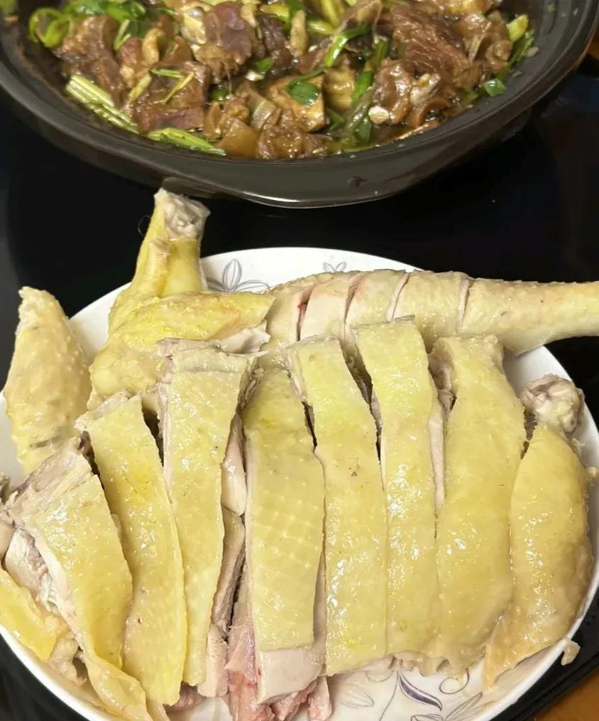 前段时间去上海，
有幸吃到了白切鸡，
真的是特别好吃啊，
于是我买了一只鸡，
在