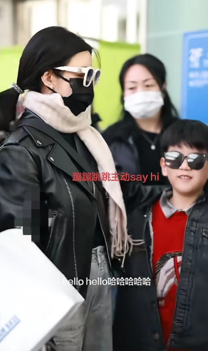 小星星虽然戴着眼镜，但是大概长的像妈妈，没有爸爸的影子