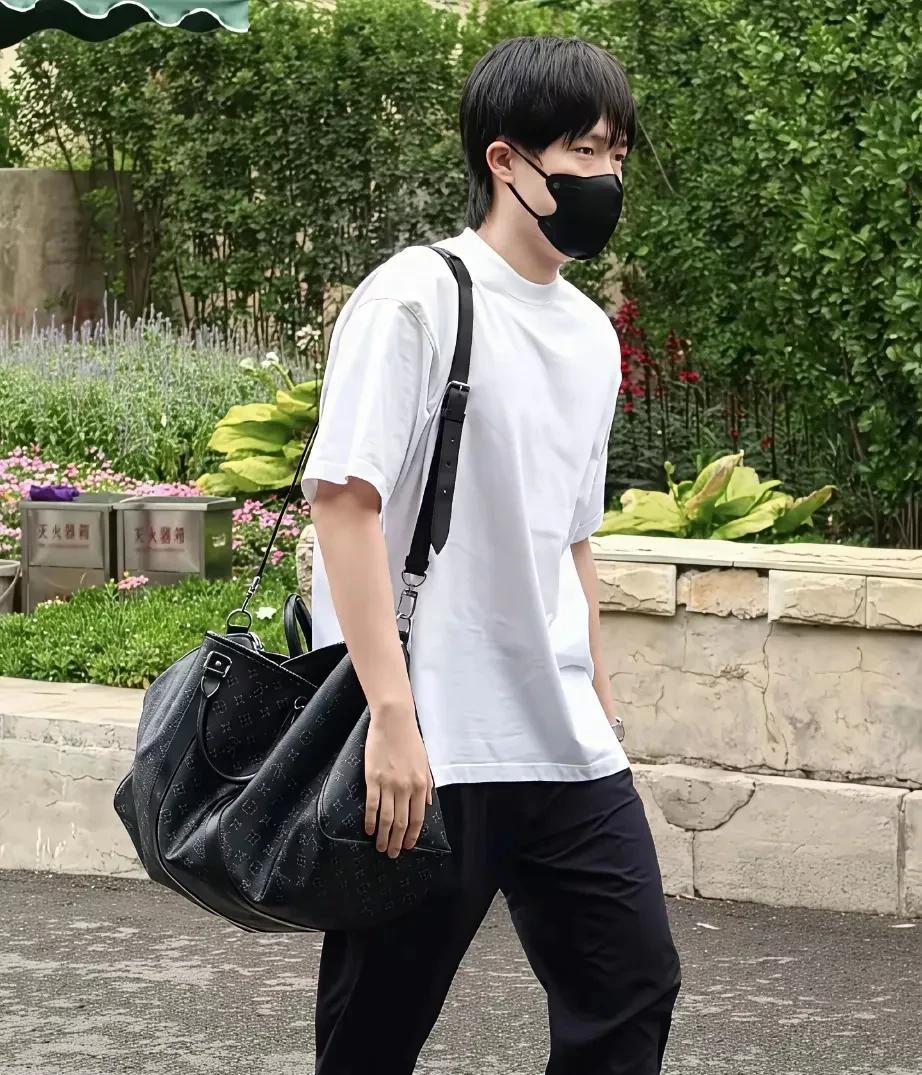 6.27新鲜的王楚钦，这次大头一个人走，难道拍照的是卷毛？
大头这身打扮更适合他