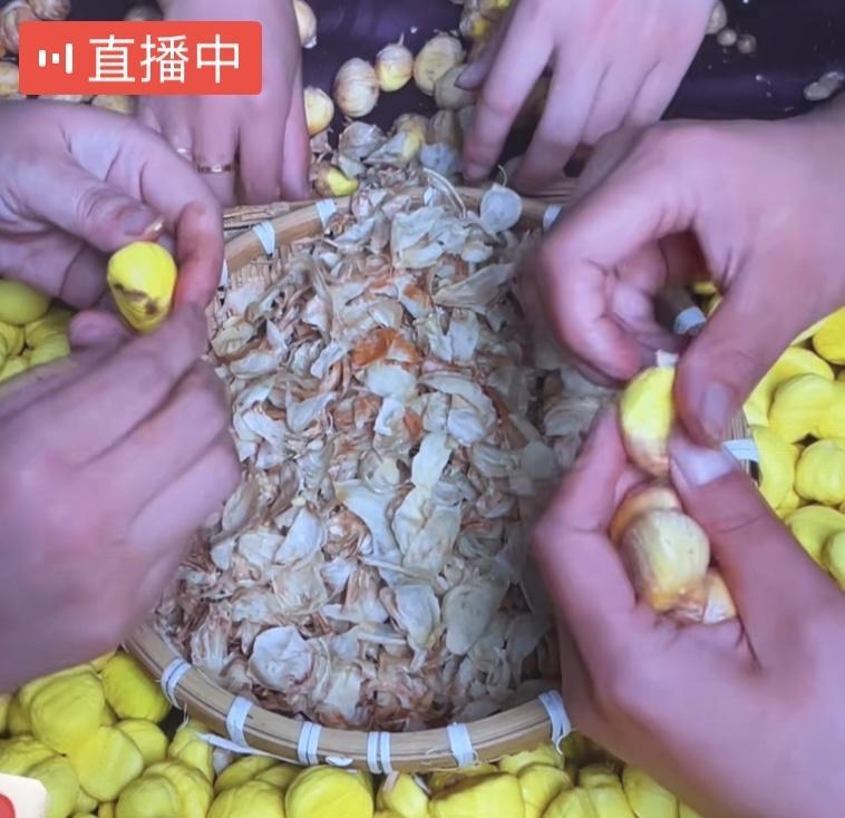 最近板栗上市了，看见有脱壳的，觉得挺好，刚想买，看到手工抠皮太不卫生了，还是买带