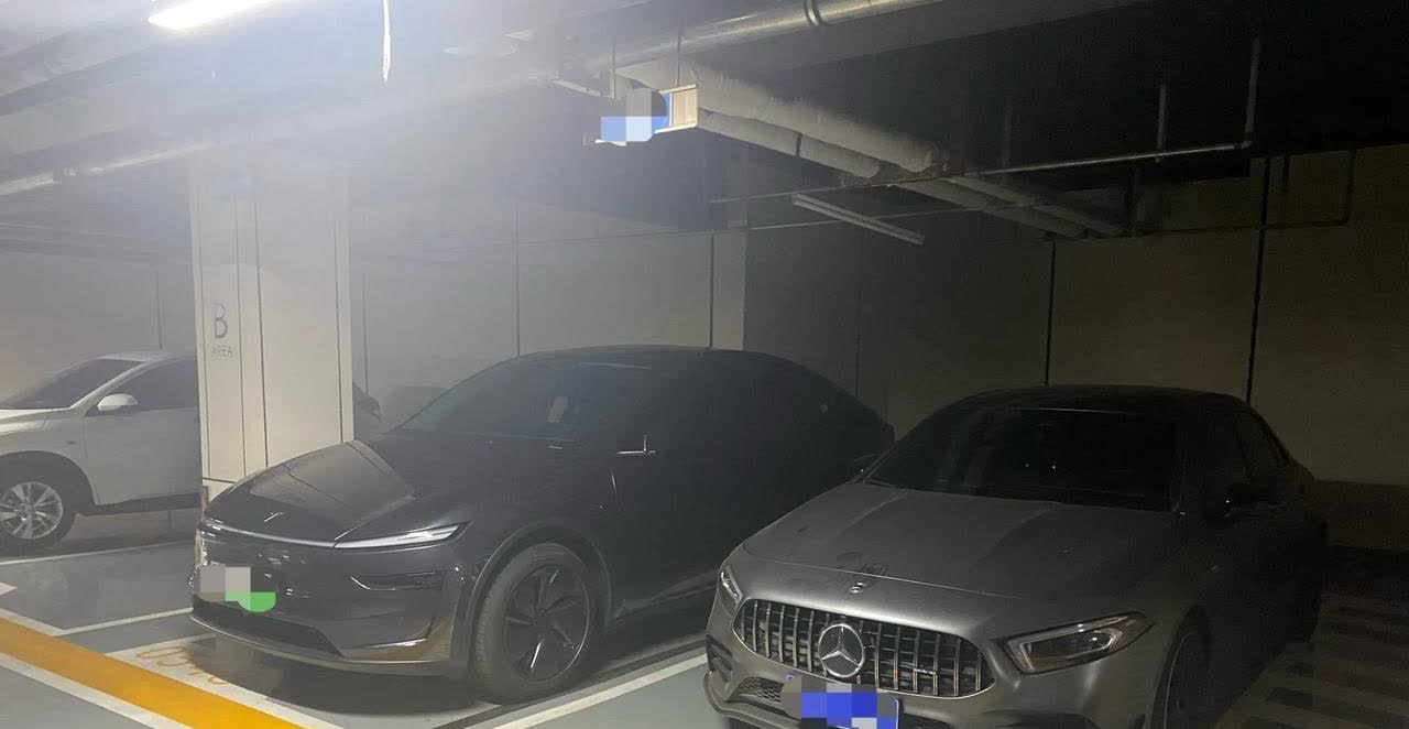 我开奔驰，
为什么电车选择特斯拉？
因为我觉得特斯拉最尊重消费者！

就