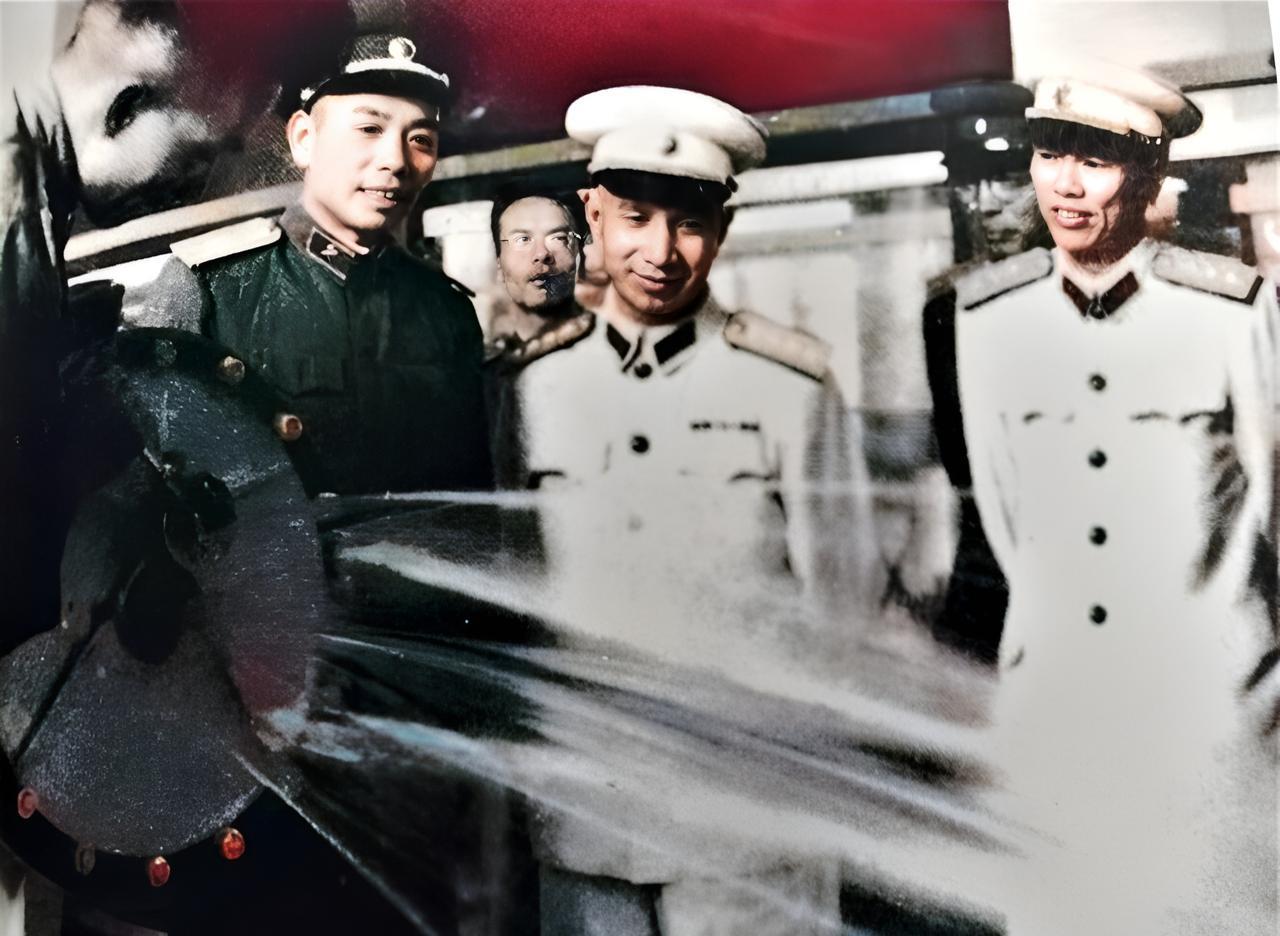这是1958年春，粟裕大将与邓华上将在军委工程学院五系唐凯主任的陪同下视察。这一