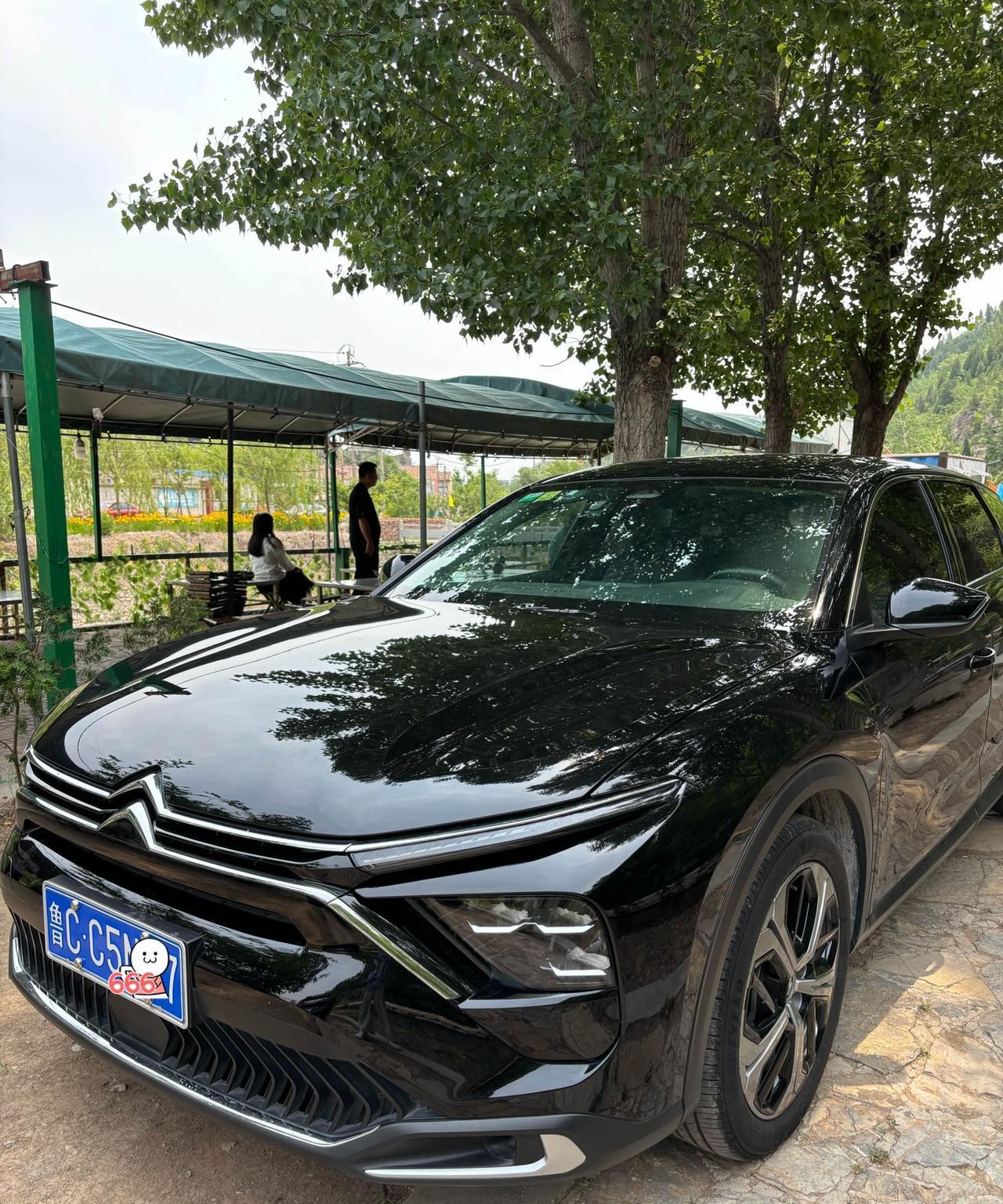 选车你们会选黑色吗？可能乍一看觉得挺好的，真正买的时候选择黑色的车还是那么少。结