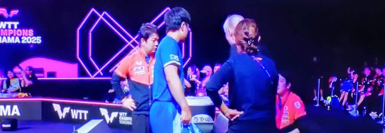 张本心眼真多！
在王楚钦追分时，张本叫了医疗暂停。张本美和前几天输球就因为这，