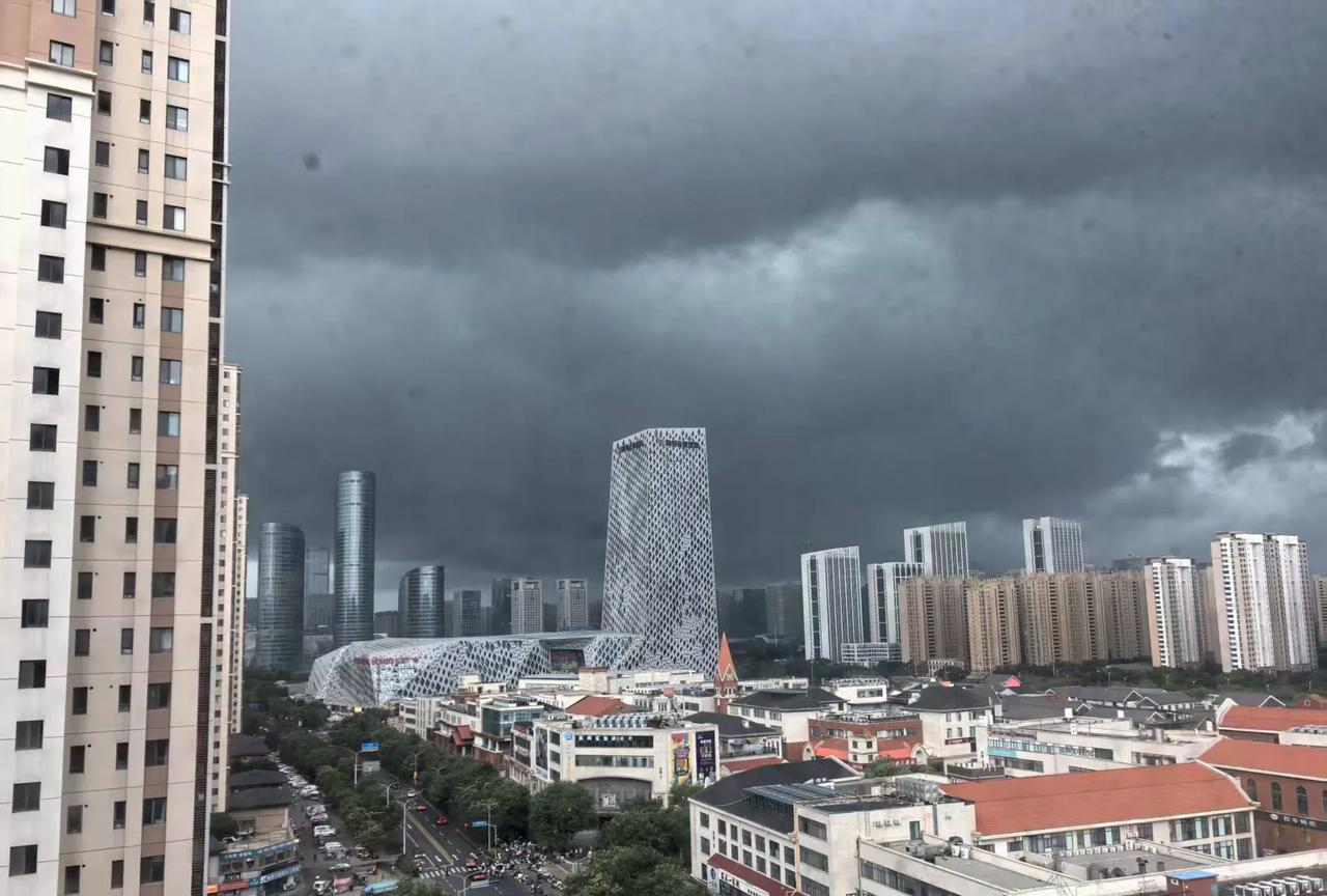 黑压压的天，有点吓人啊。
济南西客站附近突然天就黑了。
这是大雨来的节奏啊，还伴