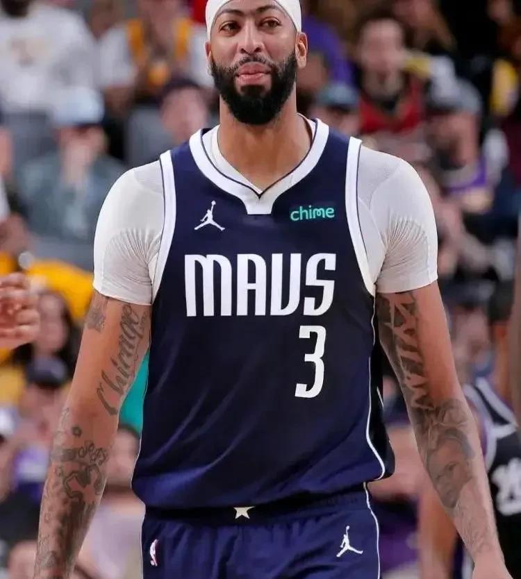 坎宁安与浓眉哥都是场均25.7分，但是两人的效率终究不是一个级别的！！
坎宁安—