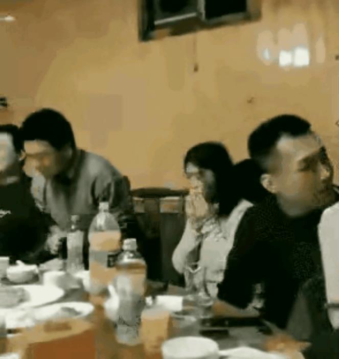 荒唐至极！一群人聚会，一男子和女子喝着交杯酒，喝完后男子抱着女子狠狠地亲了一口，
