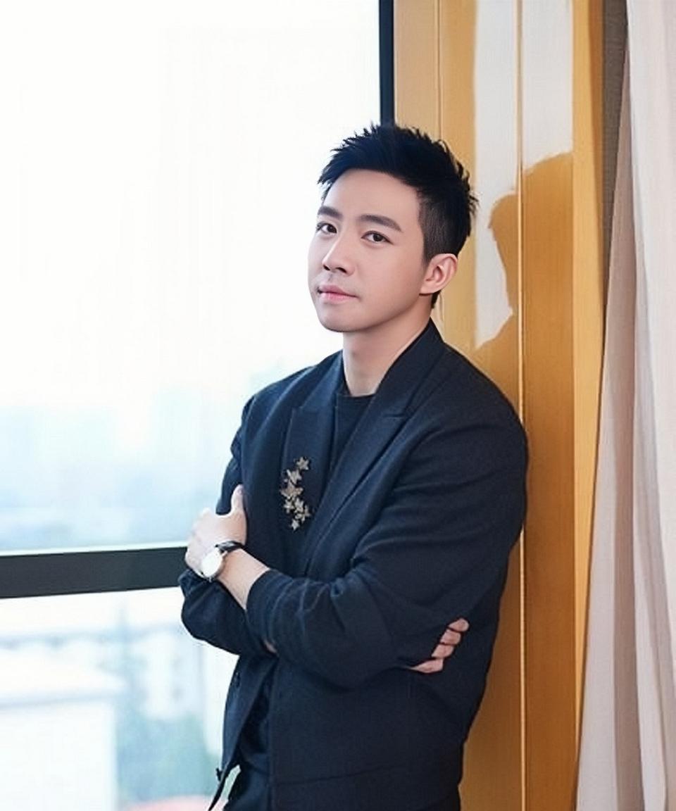 俞灏明可真是太尴尬了，他一个人官宣结婚都半个月了，可王晓晨却一直没有回应。在6月