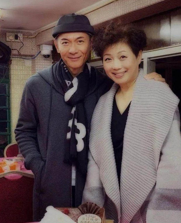 我一直以为，像江华这样的“花心男”婚姻都不幸福，于是查了一下他老婆，没想到这个女