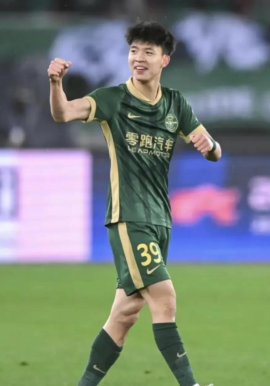 20岁，年薪3000万还是50万？  
王钰栋选了前者。  
他刚和浙江队续了长