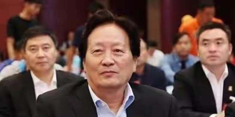 如果这次国足选帅朱广沪还是选帅组组长，只能说中国足球依旧没戏。
上一次就是在他担