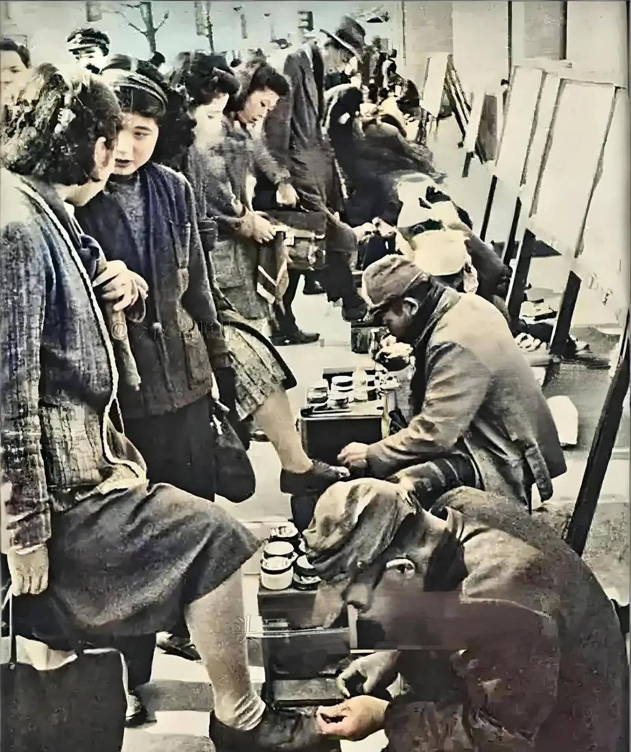 1946年日本东京街头，这是一群抗战时期日本派到中国战场上的日本“挺身队”，也就