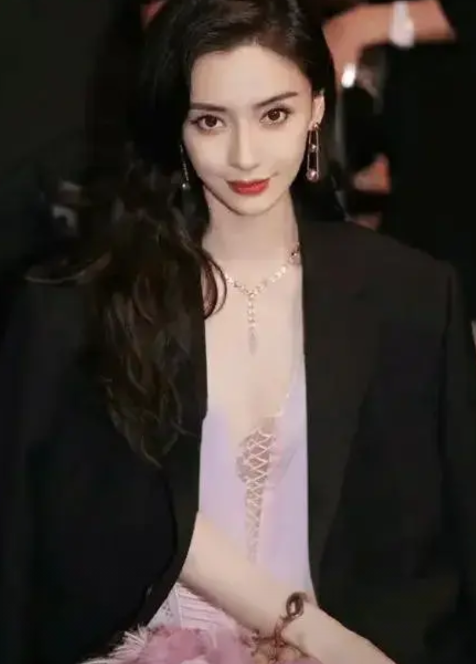 顶流明星杨颖突然冲上热搜啦！
杨颖低调扫货上热搜，离婚三年活出自己的节奏
 
3