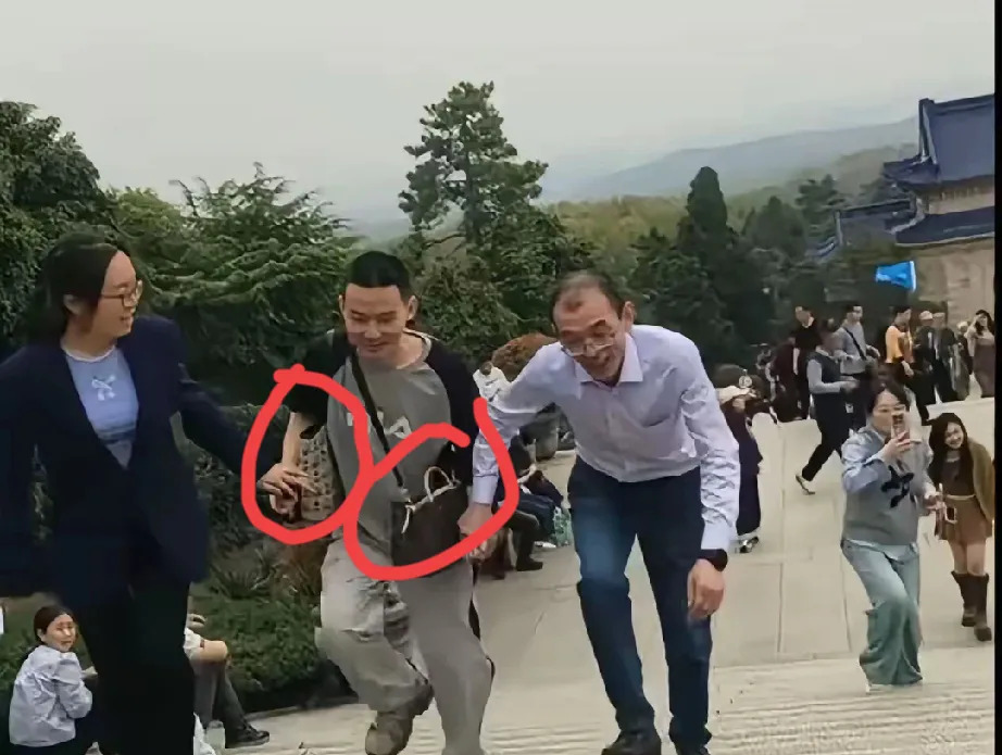 谢浩男父母引网友热议











谢浩男和家人出去玩，结果网友们却吵翻