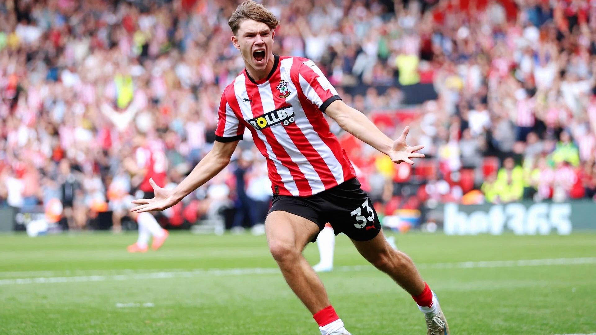 以利物浦、曼城和曼联为首的，多达14家英超俱乐部均有意南安普顿小将迪布林。
现年