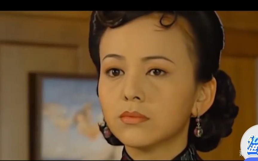 王琳，因为自己住别墅，却把母亲送到养老中心，而被很多人在评论区批评。
批评的声音