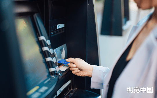 监控显示无人进入，银行1.2亿现金怎么凭空消失？仓库发现奇怪金属碎片...