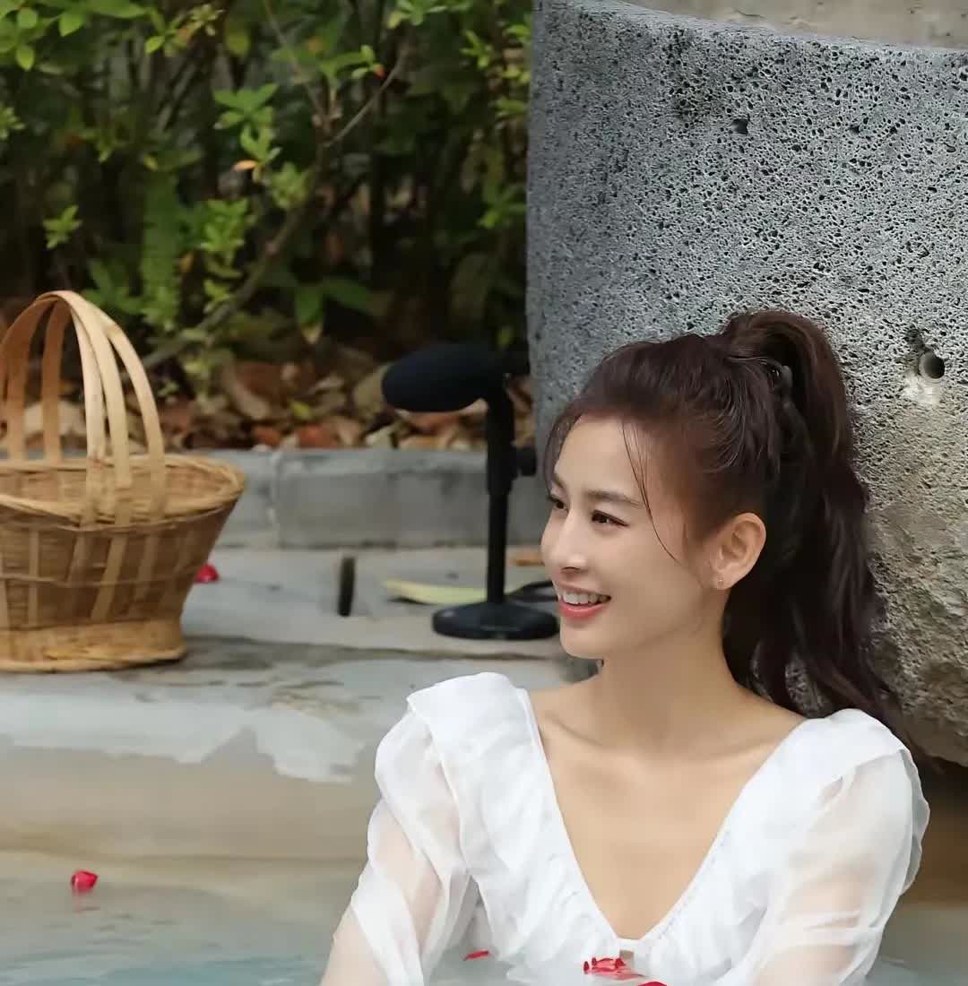 黄圣依要颜值有颜值，要才华有才华。
但在她老公眼里，一文不值的笨蛋。
现在离