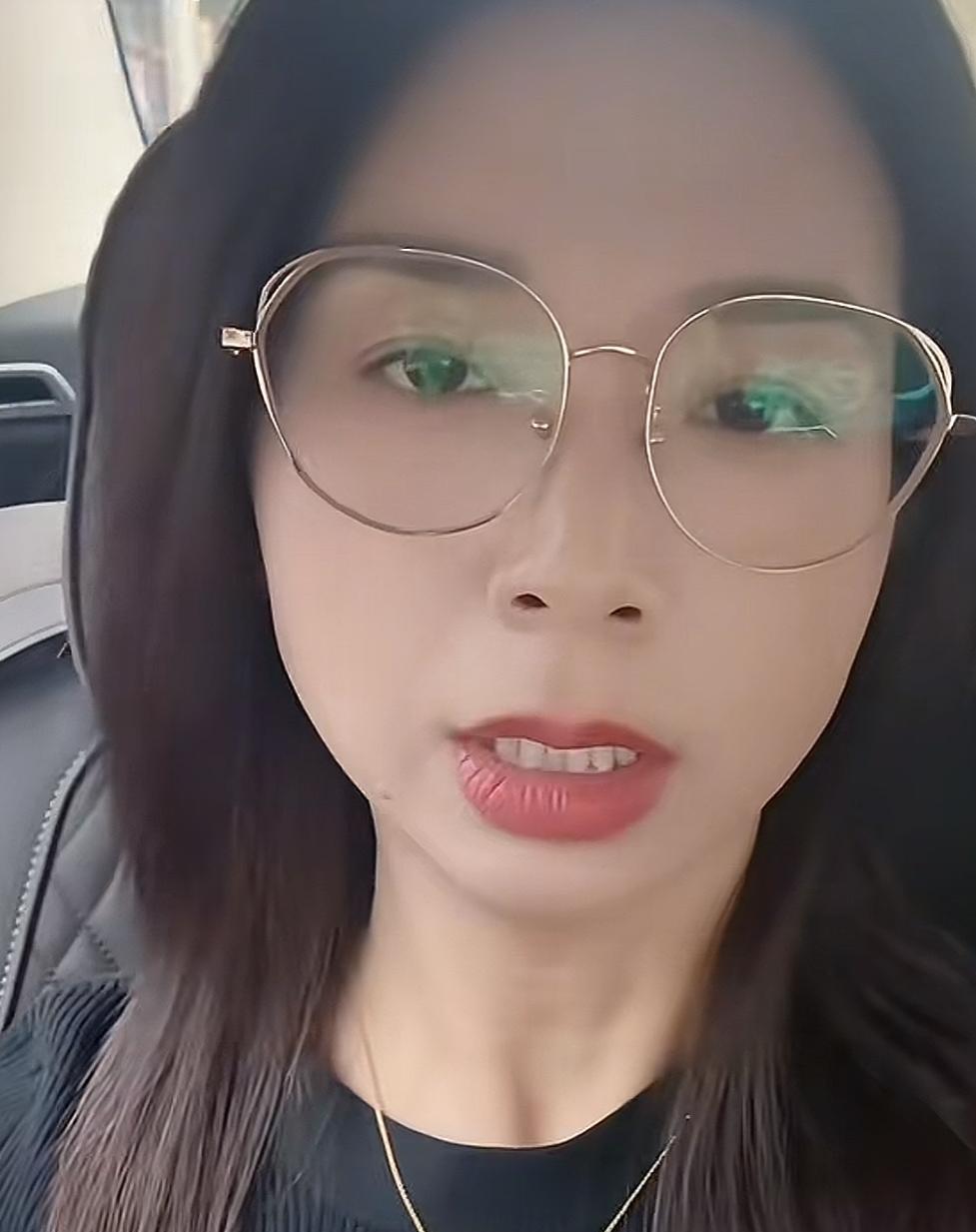 崔丽丽风评断崖式下跌！
崔丽丽，从一个被老板侵害的受害者，变成了网友声讨的对象。