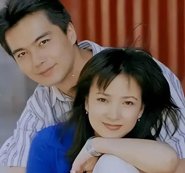 她是唯一演过四大名著的美女。荧幕上的何晴光芒万丈，戏外的感情生活同样备受瞩目。