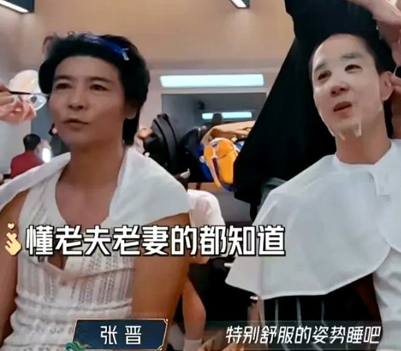 张晋对李承铉说：“我以前和蔡少芬热恋的时候，睡觉都是两个人抱在一起，后来时间长了