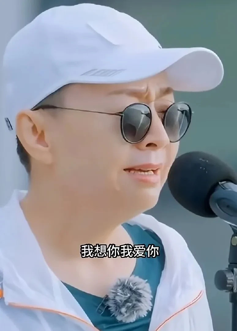 宋丹丹墓地悼念母亲











宋丹丹在海边哭的撕心裂肺！对着已故的母
