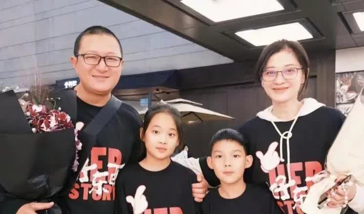 梅婷有过两段婚姻
第一任丈夫鄢颇。据悉，2001年相识，2003年结婚，梅婷为