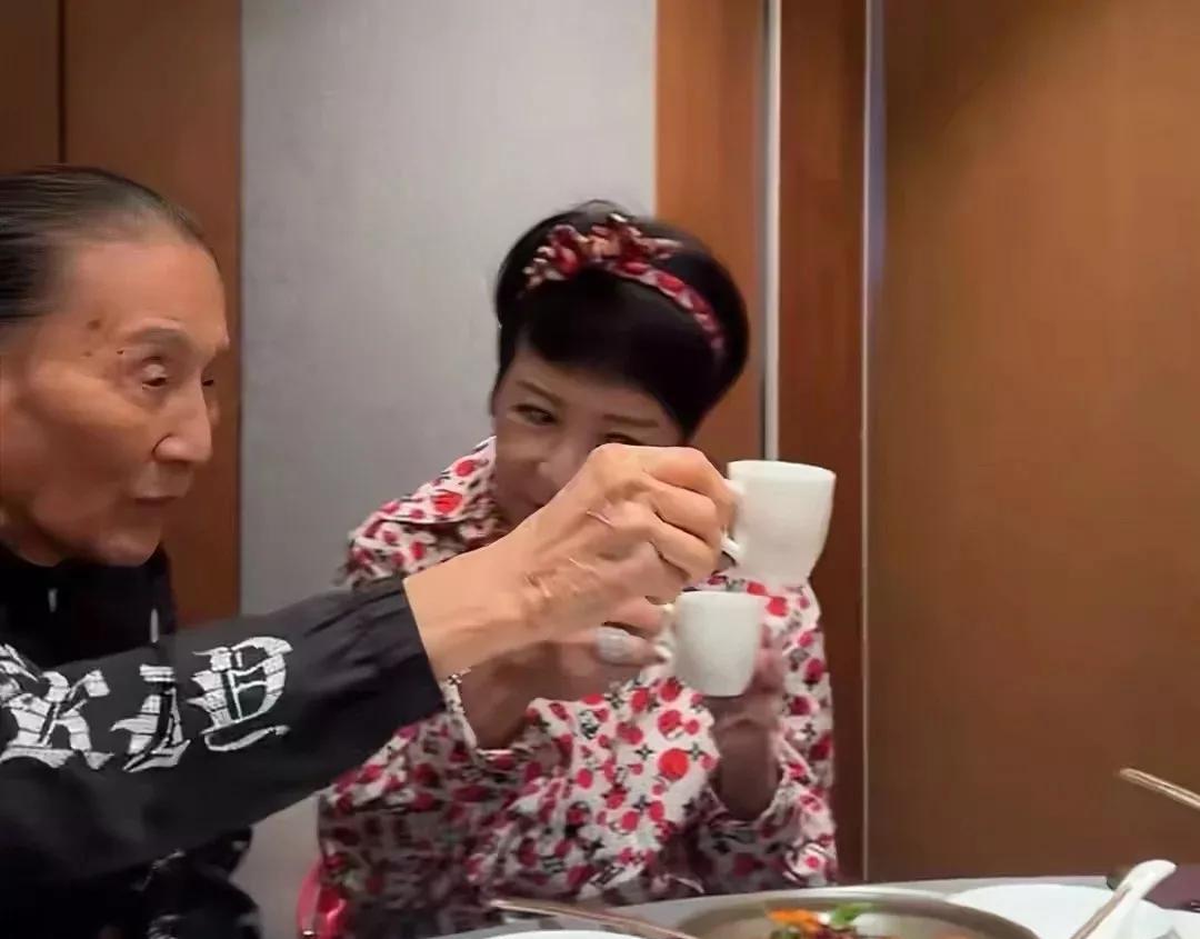 谢霆锋他爸像爷爷[狗头]
