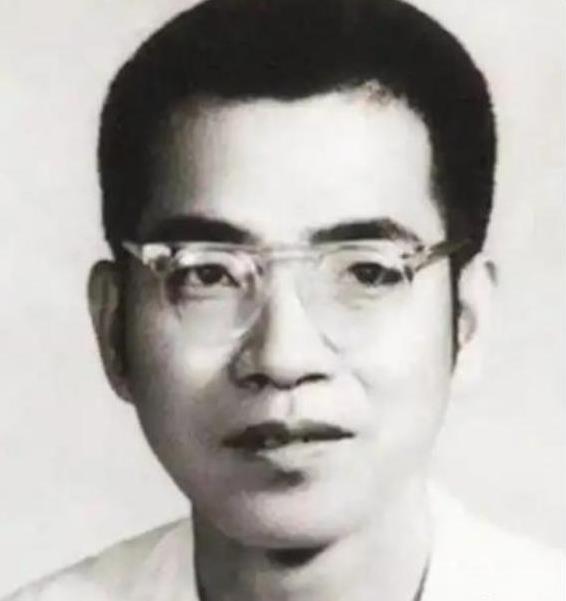 1953年，陈景润毕业后分到北京四中教书，学校却因口齿不清辞退他。之后他摆摊租书