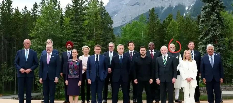 G7峰会突然变成G6，泽连斯基失落，莫迪位置尴尬。
泽连斯基和莫迪老仙被邀请参加