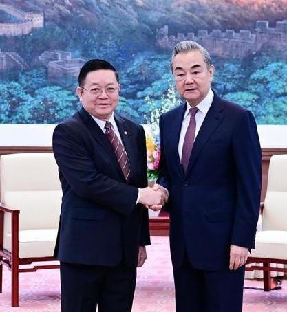 不到24小时，泰国就变脸了！中国好心表示愿意当和事佬，帮忙调解泰柬边境纠纷，结果