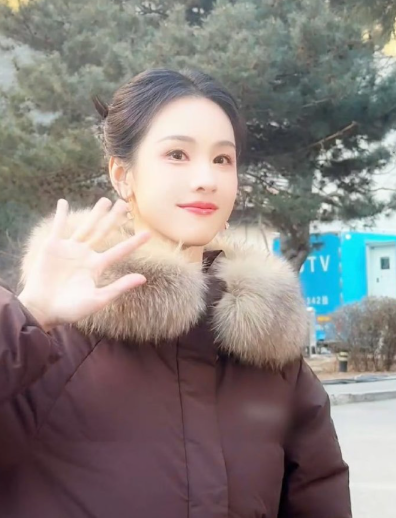 陈都灵的呆萌饭撒瞬间太戳我！2026视听盛典录制，被粉丝喊做可爱表情先懵住，再软