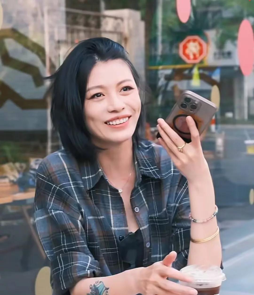 汪峰对自己的前任葛荟婕彻底无语了。
他本以为葛荟婕会不再纠缠。
没想到她却越来越