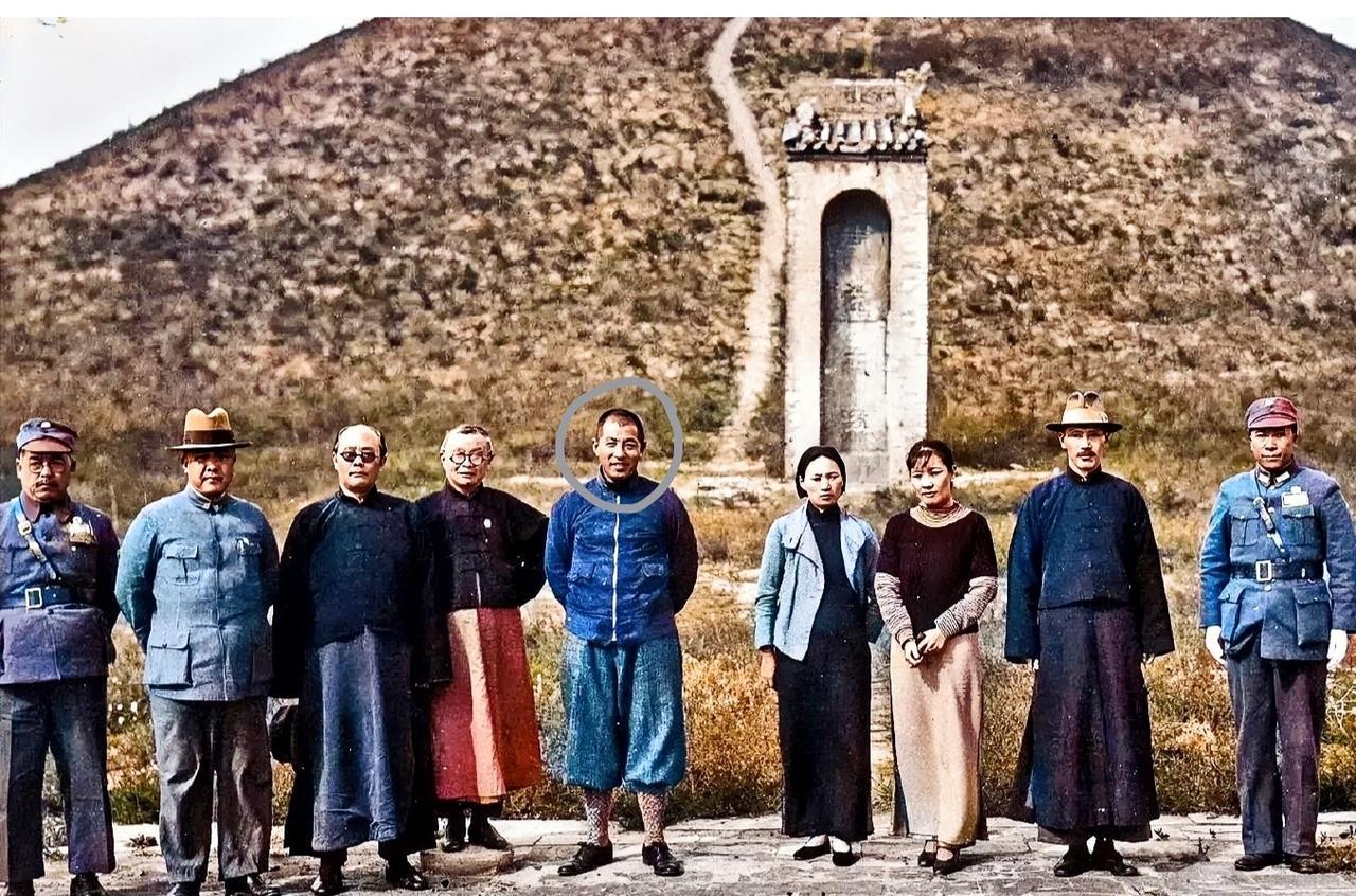 这才是1936年10月他们九人在咸阳周陵的真实貌相，大家看看吧！这可不是演戏，也