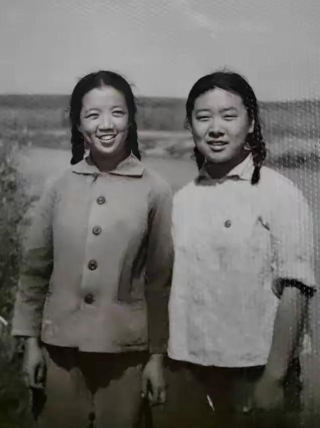 【老照片】照片上的两位美女，是1968年的沈阳知青，下乡在省内昌图县昌图站公社五