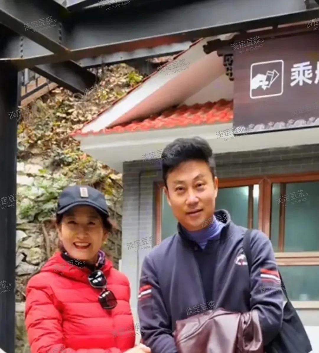 在三峡景区，一个57岁的男人让所有人惊掉下巴。这位身穿蓝白撞色运动装、臂弯挂着皮