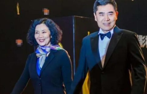 一次，主持人问陈宝国：“知道您拍戏赚钱，我跟您借点钱行吗？”没想到陈宝国说：“我