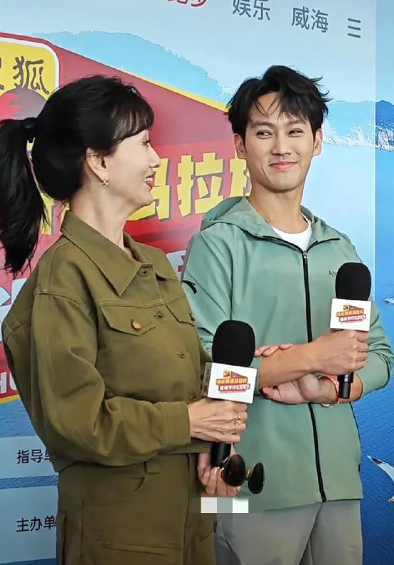 赵雅芝她儿子黄恺杰笑起来的时候，那模样就仿佛是照着赵雅芝的模子刻出来的一般。现在