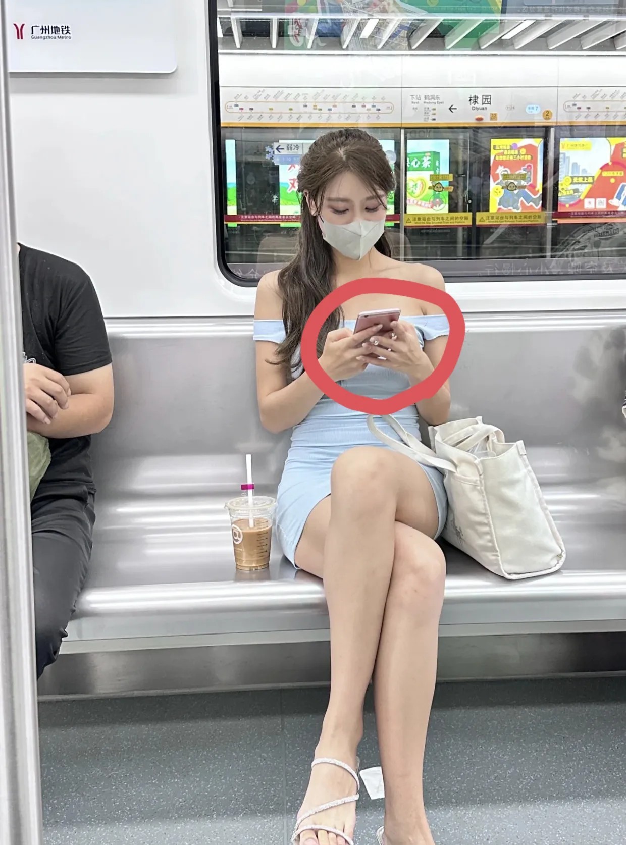 坐地铁碰到个身材特好的美女，可她那手机看着有点年头了。大伙儿都在猜，她用的到底是