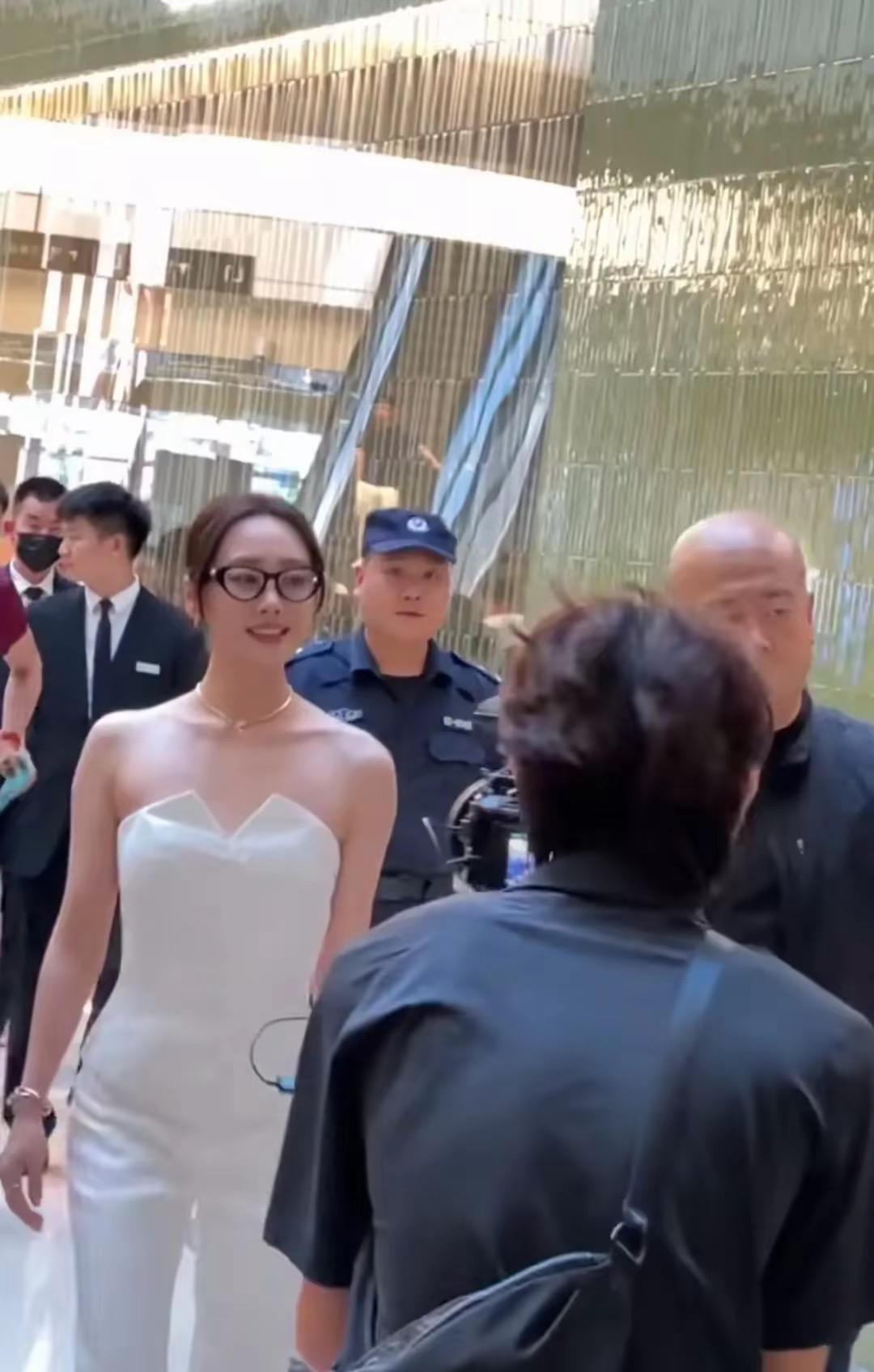 37岁的李纯近日现身深圳，为一家眼镜店站台，一身抹胸装尽显曼妙身姿，性感魅力四溢