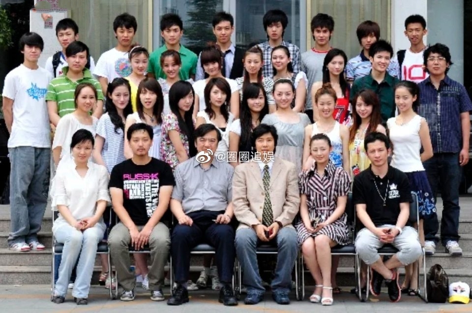 张若昀虽然在大学时长相平平无奇，现在却是唯一爆火的。