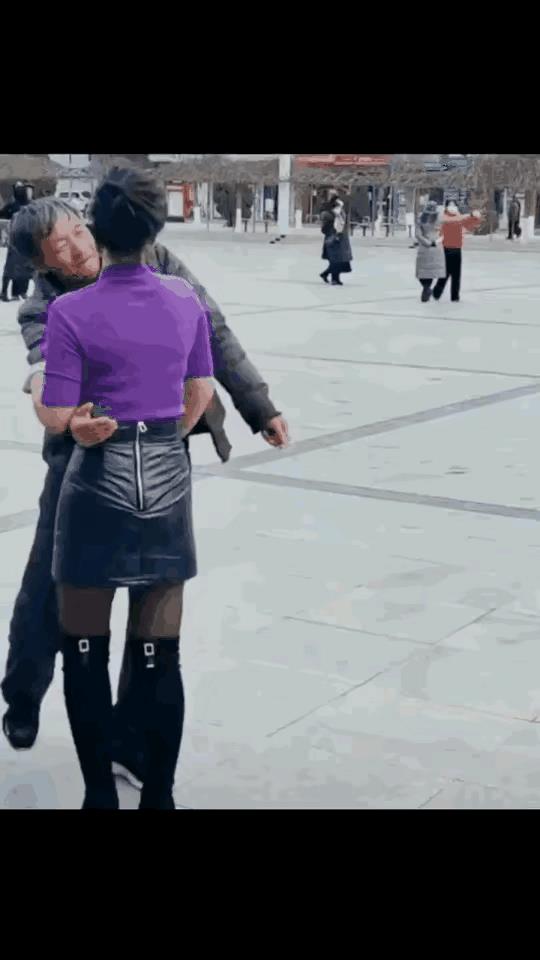 这老头如痴如醉，乐的找不着北了。
如果退休金高不差钱，玩就玩儿吧，谁都喜欢美好的