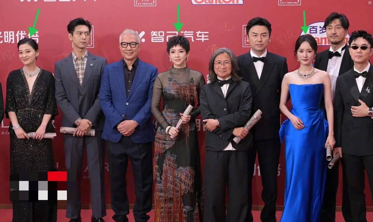 章子怡、杨幂、梅婷三位女神同框，短发章子怡嫩过杨幂！
[比心]章子怡以罕见的利落