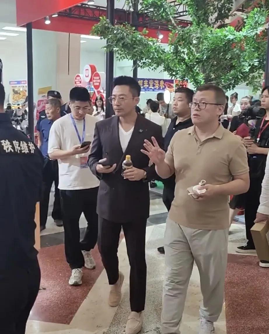 2025北京首届美好生活博览会热闹开锅！麻六记展台前，汪小菲惊喜现身，一边品尝美