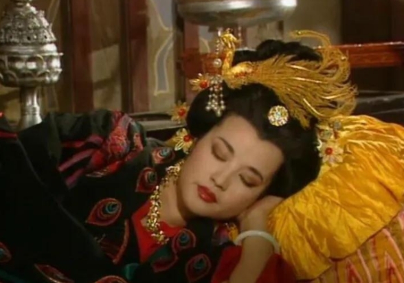 695年，72岁的武则天传32岁的薛怀义进宫侍寝，没曾想当薛怀义解开武则天的龙袍