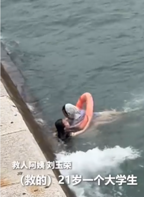 “这个大妈火到央视！”近日，山东青岛，女大学生在岸边拍照，不小心把手机掉到手里，