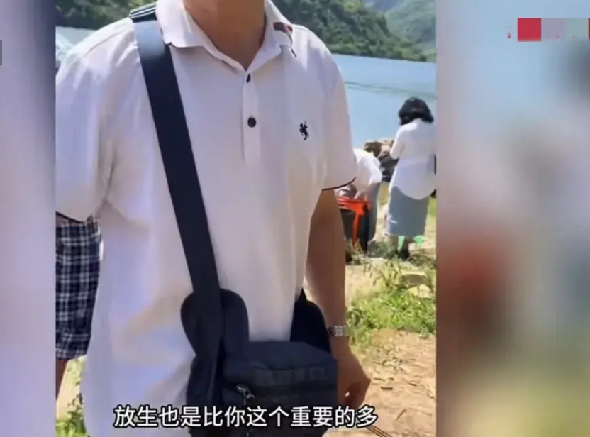 近日陕西安康，一36岁男子在江边钓鱼，突然，一群男女朝他走了过来，每个人手里还拿