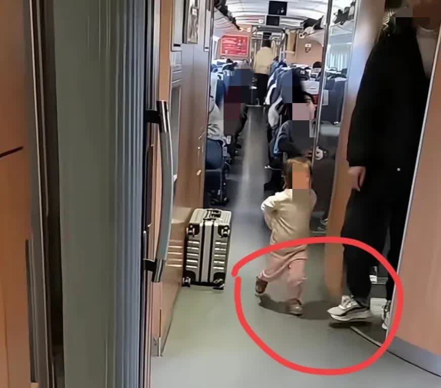 高铁上扎心的一幕，一小孩跑被一个男子伸脚绊倒，小孩哇哇哭，这个男子不闻不顾，虽说