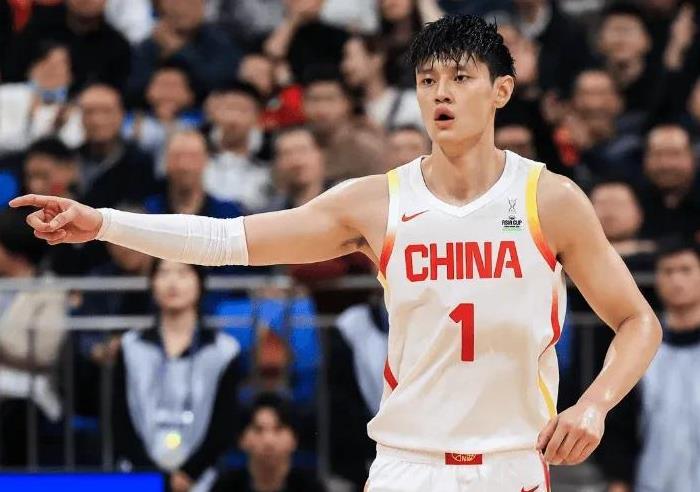 男篮亚洲杯淘汰赛，中国队最强的首发阵容:
1.控卫--赵睿，攻防兼备，控场能力超